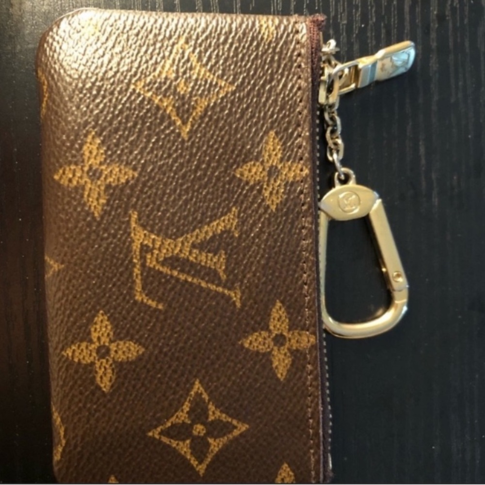 LOUIS VUITTON | key pouch / card holder ✨

Comes with box for free